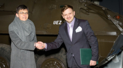 Warszawa, 26 02 2020. Wicedyrektor Muzeum Historii Polski Anna Piekarska i dyrektor produkcji Wojskowych Zakładów Motoryzacyjnych Mikołaj Tokarek podpisują porozumienie o przekazaniu zabytkowego transportera SKOT na rzecz Muzeum Historii Polski. Źródło: MHP/M. Bodnar