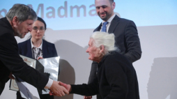 Warszawa, 26.02.2020. Ambasador Izraela w Polsce Alexander Ben Zvi (L) oraz odznaczona w imieniu Marianny i Stanisława Kopciów - Adela Bańbuła (P) podczas ceremonii wręczenia medali i dyplomów Sprawiedliwi Wśród Narodów Świata rodzinom kilkunastu polskich bohaterów, 26 bm. w Muzeum Historii Żydów Polskich POLIN w Warszawie. Fot. PAP/W. Olkuśnik