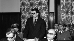 Warszawa 02.1970. Proces tzw. taterników przed Sądem Wojewódzkim dla m.st. Warszawy. Nz. oskarżony Maciej Kozłowski (stoi), jego obrońca Kazimierz Łojewski (1L). Fot. PAP/S. Czarnogórski 