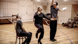 Próby do spektaklu „Woyzeck” w reż. Piotra Cieplaka. Na zdjęciu: Cezary Kosiński (Woyzeck), Ewa Konstancja Bułhak (Kobieta, Kobieta z Brodą), Robert Jarociński (Żołnierz, Zygmunt Żółty Ptak). Fot. Krzysztof Bieliński. Źródło: www.narodowy.pl