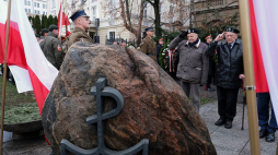 Uroczystości przy kamieniu pamiątkowym poświęconym żołnierzom specjalnego oddziału Kedywu Komendy Głównej AK „Pegaz” w Warszawie podczas obchodów 76. rocznicy Akcji Kutschera. Fot. PAP/M. Marek