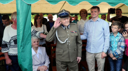 Andrzej Kiszka ps. Dąb (C) podczas uroczystości wręczenia nominacji na stopień majora Wojska Polskiego w Siennie Dolnym. 2016 r. Fot. PAP/M. Bielecki