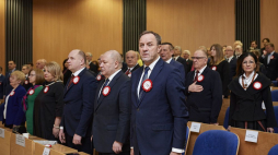 W pierwszym rzędzie: marszałek województwa pomorskiego Mieczysław Struk (P), wicemarszałek woj. pomorskiego Wiesław Byczkowski (2P) oraz marszałek województwa kujawsko-pomorskiego Piotr Całbecki (3P) podczas uroczystej sesji pomorskiego sejmiku z okazji 100-lecia zaślubin Polski z morzem. Fot. PAP/A. Warżawa