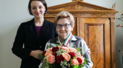 Profesor Maria Magdalena Blomberg odznaczona Złotym Medalem Gloria Artis (P) oraz wiceminister kultury Magdalena Gawin. Fot. Danuta Matloch. Źródło: www.gov.pl