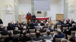 Minister spraw zagranicznych Jacek Czaputowicz (C) podczas prezentacji książki „Polska – Stolica Apostolska. Z dziejów wzajemnych relacji w 100. rocznicę odnowienia stosunków dyplomatycznych” w Pałacu Staszica w Warszawie. Fot. PAP/W. Olkuśnik