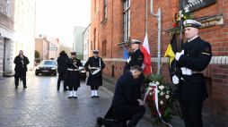 Puck, 10.02.2020. Prezydent Andrzej Duda składa wieniec pod tablicą w Pucku, upamiętniającą mieszkańców miasta wywiezionych i pomordowanych przez Niemców w lasach piaśnickich w 1939 roku. Fot. PAP/M. Gadomski