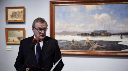 Wicepremier, minister kultury i dziedzictwa narodowego Piotr Gliński podczas wernisażu wystawy „Puck, 10 lutego 1920 oczami świadków” w Narodowym Muzeum Morskim w Gdańsku; w tle obraz Juliana Fałata „Zaślubiny Polski z morzem”. Fot. PAP/A. Warżawa