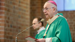 Metropolita poznański arcybiskup Stanisław Gądecki podczas mszy świętej w Bazylice archikatedralnej Świętych Apostołów Piotra i Pawła z okazji obchodów 100. rocznicy powstania Regionalnej Dyrekcji Lasów Państwowych w Poznaniu. Fot. PAP/J. Kaczmarczyk