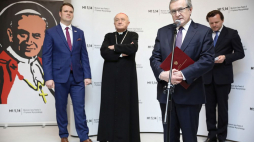 Wicepremier, minister kultury i dziedzictwa narodowego Piotr Gliński (2P), kard. Kazimierz Nycz (2L), dyrektor Biura Programu „Niepodległa” Jan Kowalski (L) oraz dyrektor Muzeum Mt 5,14 Marcin Adamczewski (P) podczas konferencji prasowej dotyczącej obchodów 100. rocznicy urodzin Karola Wojtyły. Fot. PAP/L. Szymański