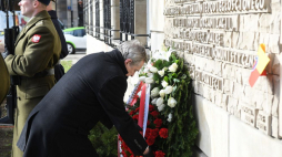 Wicepremier, minister kultury i dziedzictwa narodowego Piotr Gliński składa wieniec podczas uroczystości w hołdzie Żołnierzom Wyklętym przed tablicą na budynku Ministerstwa Sprawiedliwości, upamiętniającą więzionych, torturowanych i zamęczonych w byłym areszcie śledczym Ministerstwa Bezpieczeństwa Publicznego w Warszawie. Fot. PAP/R. Pietruszka