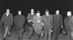 Proces załogi KL Auschwitz tzw. drugi proces oświęcimski. Przybycie do Warszawy uczestników procesu zachodnioniemieckiego sądu we Frankfurcie nad Menem na zorganizowane przez pełnomocnika Ministerstwa Sprawiedliwości PRL Jana Sehna (3P) przesłuchania świadków przez sądy polskie przy udziale stron procesowych sądu frankfurckiego w sprawie oświęcimskiej; powitanie na lotnisku Okęcie przez przedstawicieli Głównej Komisji Badania Zbrodni Hitlerowskich w Polsce. Warszawa 20.04.1965. Fot. PAP/CAF/E. Uchymiak