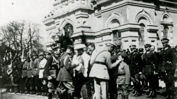 Marszałek Józef Piłsudski dekoruje Krzyżem Walecznych ucznia Gimnazjum Płockiego Tadeusza Jeziorowskiego. 10.04.1921 r. Fot. CAW