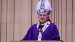 Arcybiskup Metropolita Warszawski, kard. Kazimierz Nycz (C) przewodniczy mszy św. z obrzędem posypania głów popiołem w Świątyni Opatrzności Bożej w Warszawie. Fot. PAP/T. Gzell