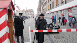 Aktor Dariusz Niebudek (C) w roli Wojciecha Korfantego podczas obchodów setnej rocznicy powołania Wojciecha Korfantego na stanowisko Polskiego Komisarza Plebiscytowego na Rynku w Bytomiu. Fot. PAP/A. Grygiel