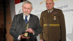 Laureat wyróżnienia w kategorii Nauka prezydent Krakowa Jacek Majchrowski (L) oraz prezes Federacji Kawalerii Ochotniczej Jan Znamiec podczas III gali wręczenia Nagród im. gen. dyw. Bolesława Wieniawy-Długoszowskiego w Muzeum Armii Krajowej w Krakowie.  Fot. PAP/J. Bednarczyk