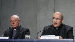 Watykański archiwista kardynał Jose Tolentino de Mendonca (P) i prefekt archiwum biskup Sergio Pagano podczas konferencji nt. archiwum dot. papieża Piusa XII. Fot. PAP/EPA