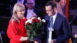Premier Mateusz Morawiecki odebrał Nagrodę im. Grzegorza I Wielkiego, przyznaną jego ojcu, śp. Kornelowi Morawieckiemu, podczas Gali Strefy Wolnego Słowa oraz wręczenia nagród „Gazety Polskiej” w Filharmonii Narodowej w Warszawie. Fot. PAP/P. Supernak