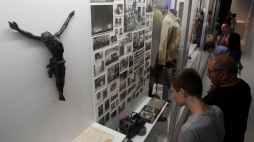 Wystawa „1000 pamiątek. Dary z lat 2007–2017” w Muzeum Powstania Warszawskiego, 2017 r. Fot. PAP/T. Gzell