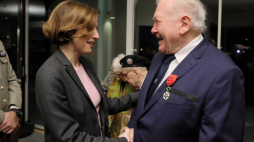 Minister Sił Zbrojnych Francji Florence Parly (L) oraz odznaczony płk Jan Skowron (P) podczas uroczystości wręczenia Orderów Oficera Legii Honorowej. Fot. PAP/P. Supernak