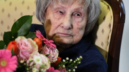 Warszawa, 04.02.2020. Jedna z ostatnich żyjących dam Orderu Wojennego Virtuti Militari Halina Górka-Grabowska podczas jubileuszu 100. urodzin. Fot. PAP/P. Nowak