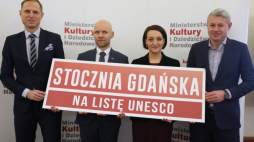 Warszawa, 04.02.2020. Podsekretarz stanu w Ministerstwie Kultury i Dziedzictwa Narodowego, generalny konserwator zabytków prof. Magdalena Gawin (2P), wiceprezydent miasta Gdańska Alan Aleksandrowicz (2L), prezes zarządu EURO STYL Mikołaj Konopka (P) oraz dyrektor Narodowego Instytutu Dziedzictwa Bartosz Skaldawski (L) podczas konferencji prasowej poświęconej wpisaniu Stoczni Gdańskiej na Listę światowego dziedzictwa UNESCO, w siedzibie Departamentu Ochrony Zabytków MKiDN w Warszawie. Fot. PAP/T. Gzell