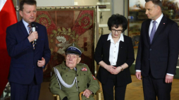 Warszawa, 11.02.2020. Prezydent Andrzej Duda (2P), marszałek Sejmu Elżbieta Witek (P), płk Kazimierz Klimczak ps. Szron (2L) i minister obrony narodowej Mariusz Błaszczak (L) podczas spotkania w Muzeum Wojska Polskiego, z okazji zbliżającej się 106. rocznicy urodzin pułkownika. Fot. PAP/R. Guz