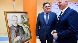 Wicemarszałek województwa mazowieckiego Rafał Rajkowski (P) i p.o dyrektora Muzeum im. Jacka Malczewskiego w Radomiu Leszek Ruszczyk podczas uroczystego przekazania obrazu „Portret Karola Potkańskiego”. Fot. PAP/P. Polak