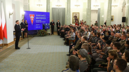 Prezydent Andrzej Duda (L) podczas spotkania z harcerzami z okazji Dnia Myśli Braterskiej w Pałacu Prezydenckim w Warszawie. Fot. PAP/R. Guz