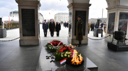 Szef Urzędu do Spraw Kombatantów i Osób Represjonowanych Jan Józef Kasprzyk (C) podczas - obchodów 76. rocznicy zagłady mieszkańców polskiej miejscowości Huta Pieniacka pod Grobem Nieznanego Żołnierza w Warszawie. Fot. PAP/P. Nowak