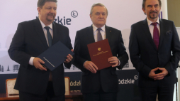 Wicepremier, minister kultury i dziedzictwa narodowego Piotr Gliński (C), marszałek woj. łódzkiego Grzegorz Schreiber (L) oraz dyrektor Teatru Dariusz Stachura (P) podczas uroczystości podpisania umowy dotyczącej współprowadzenia Teatru Wielkiego przez samorząd województwa łódzkiego oraz MKiDN. Fot. PAP/Roman Zawistowski
