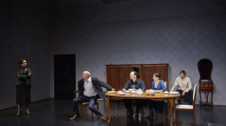 Aktorzy, od lewej: Małgorzata Brajner, Krzysztof Matuszewski, Piotr Łukawski, Katarzyna Z. Michalska i Robert Ciszewski podczas próby medialnej spektaklu „Śmierć Iwana Iljicza” Lwa Tołstoja w reżyserii Franciszka Szumińskiego na scenie Stara Apteka Teatru Wybrzeże w Gdańsku. Fot. PAP/A. Warżawa