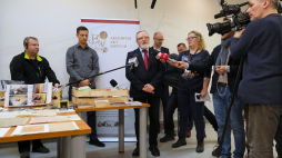 Dyrektor Archiwum Akt Nowych Tadeusz Krawczak (C) oraz Grzegorz Krynicki (2L) podczas konferencji prasowej nt. uratowanych archiwaliów śp. Eugeniusza Tyrajskiego ps. Sęk. Fot. PAP/M. Marek