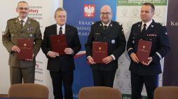 Wicepremier, minister kultury i dziedzictwa narodowego Piotr Gliński (2L), szef Krajowej Administracji Skarbowej nadinsp. Piotr Walczak (2P), komendant główny Straży Granicznej gen. dyw. SG Tomasz Praga (L) oraz I zastępca komendanta głównego policji nadinsp. Dariusz Augustyniak (P) podczas uroczystości podpisania porozumienia ws. współdziałania w zwalczaniu nielegalnego wywozu za granicę lub przywozu z zagranicy zabytków. Fot. PAP/T. Gzell