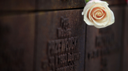 N/z: tablice z nazwiskami pomordowanych oficerów WP w Lesie Katyńskim. Fot. PAP/G. Jakubowski