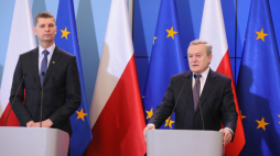 Warszawa, 11.03.2020. Minister edukacji narodowej Dariusz Piontkowski (L) i minister kultury i dziedzictwa narodowego Piotr Gliński (P) podczas konferencji prasowej w KPRM w Warszawie, dot. bieżącej sytuacji związanej z zagrożeniem rozprzestrzeniania się koronawirusa. Fot. PAP/P. Supernak