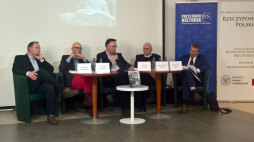 05 03 2020. Dyskusja w warszawskim Przystanku Historia IPN pt. „Nie tylko +Po prostu+. Prasa w dobie odwilży (1955–1958)”. Na zdj. od lewej: dr Marcin Markiewicz, dr  Michał Przeperski, dr Paweł Sasanka, prof. Andrzej Friszke i red. Marek Zając (prowadzący). Źródło: Archiwum prywatne M. S.