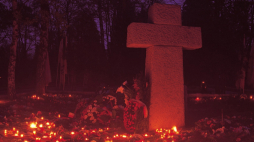 Warszawa, 1989-04. Rocznica zbrodni katyńskiej. Krzyż na Cmentarzu Wojskowym na Powązkach, postawiony w hołdzie prawie 19 tys. jeńców wojennych – polskich oficerów, wymordowanych na mocy decyzji Biura Politycznego KC Komunistycznej Partii Związku Radzieckiego z 5 marca 1940 r. przez NKWD na wiosnę tego roku, przetrzymywanych w obozach na terytorium ZSRR. Fot. PAP/J. Bogacz