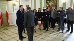 Warszawa, 04.03.2020. Prezes IPN Jarosław Szarek (C) podczas uroczystości wręczenia Krzyży Wolności i Solidarności zasłużonym działaczom opozycji antykomunistycznej, 4 bm. w Warszawie. Fot. PAP/R. Guz