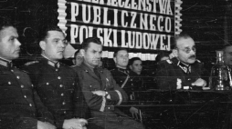 Warszawa, 1948-10-09. Uroczysta akademia w klubie MBP (Ministerstwa Bezpieczeństwa Publicznego) przy al. Wyzwolenia z okazji czwartej rocznicy istnienia Milicji Obywatelskiej. W prezydium zasiedli: minister bezpieczeństwa publicznego Stanisław Radkiewicz, gen. Franciszek Jóźwiak ps. Witold, wiceminister obrony narodowej gen. Piotr Jaroszewicz, gen. Konrad Świetlik i przedstawiciele delegacji zagranicznych. Nz. m.in. gen. Franciszek Jóźwiak ps. Witold (P), gen. Piotr Jaroszewicz (3L). Fot. PAP-CAF
