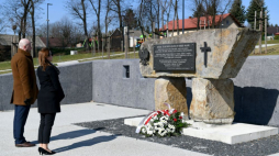 Markowa, 24.03.2020. Wójt gminy Markowa Mirosław Mac (L) i dyrektor Muzeum Polaków Ratujących Żydów podczas II wojny światowej w Markowej Anna Stróż-Pawłowska (2L) podczas zapalenia znicza przed obeliskiem rodziny Ulmów w Sadzie Pamięci w Markowej, w Narodowym Dniu Pamięci Polaków ratujących Żydów pod okupacją niemiecką. Z powodu pandemii koronawirusa oficjalne uroczystości zostały odwołane. Fot. PAP/D. Delmanowicz