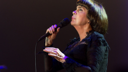 Wrocław, 18.10.2016. Francuska piosenkarka Mireille Mathieu podczas koncertu we Wrocławiu. PAP/M. Kulczyński