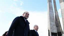 Gdańsk, 04.03.2020. Prezydent Islandii Gudni Th. Johannesson (C) podczas składania kwiatów przy Pomniku Poległych Stoczniowców w Gdańsku, 4 bm. Prezydent Islandii przebywa z wizytą w Polsce. Fot. PAP/A. Warżawa