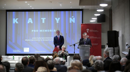 Wicepremier, minister kultury i dziedzictwa narodowego Piotr Gliński (P) podczas międzynarodowej konferencji prasowej „Katyń Pro Memoria”. Fot. PAP/M. Obara