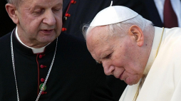 Papież Jan Paweł II i kardynał Stanisław Dziwisz. Fot. PAP/EPA
