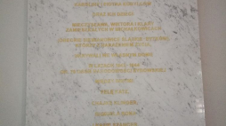 Tablica upamiętniająca rodzinę Kobylców z Michałkowic, która podczas wojny narażając własne życie dała schronienie ok. 70 Żydom. Źródło: oddział Instytutu Pamięci Narodowej w Katowicach