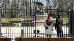 Cały teren Łazienek Królewskich jest zamknięty do odwołania z powodu epidemii koronawirusa. Fot. PAP/R. Pietruszka