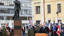 Szef Urzędu do Spraw Kombatantów i Osób Represjonowanych Jan Józef Kasprzyk (C-P) podczas obchodów 101. rocznicy śmierci płk. Leopolda Lisa-Kuli w Rzeszowie. Fot. PAP/D. Delmanowicz