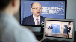 Transmisja konferencji zastępcy prezesa Instytutu Pamięci Narodowej Mateusza Szpytmy z okazji Narodowego Dnia Pamięci Polaków ratujących Żydów pod okupacją niemiecką. Fot. PAP/L. Szymański