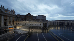 Papież Franciszek modli się przed bazyliką świętego Piotra. 27.03.2020. Fot. PAP/EPA