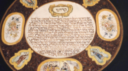 Kraków, 1983-03. Talerz sederowy używany podczas uczty paschalnej zbiory Muzeum Historycznego Miasta Krakowa. PAP/J. Ochoński